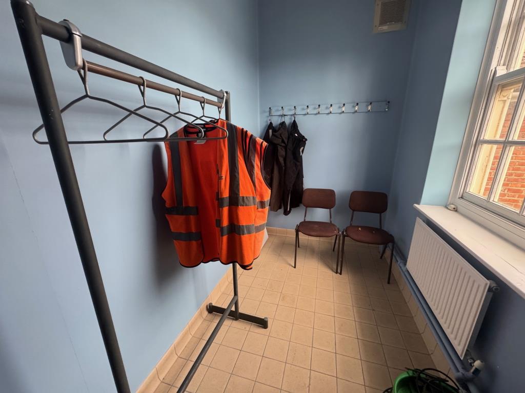 Lot: 44381 - TO BE OFFERED IN OUR DECEMBER AUCTION UNLESS SOLD PRIOR FREEHOLD PREMISES IN CENTRAL LOCATION WITH PARKING - First floor changing room